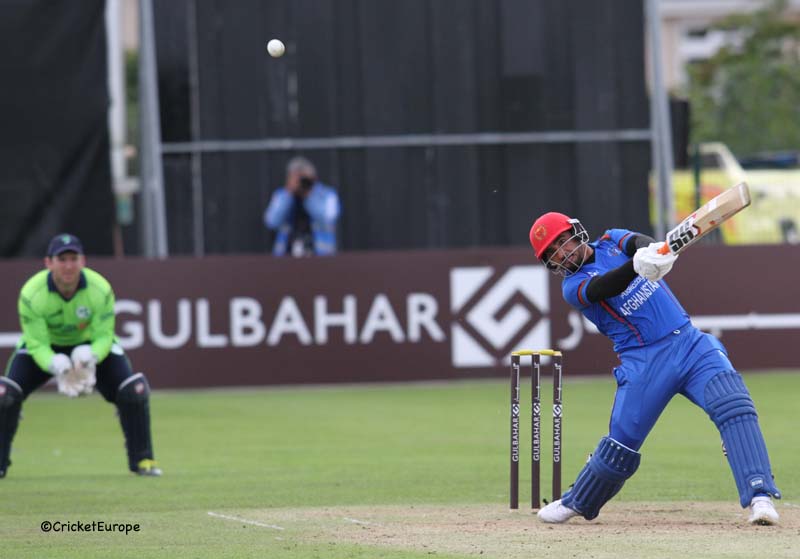Aftab Alam in the air... (©CricketEurope)