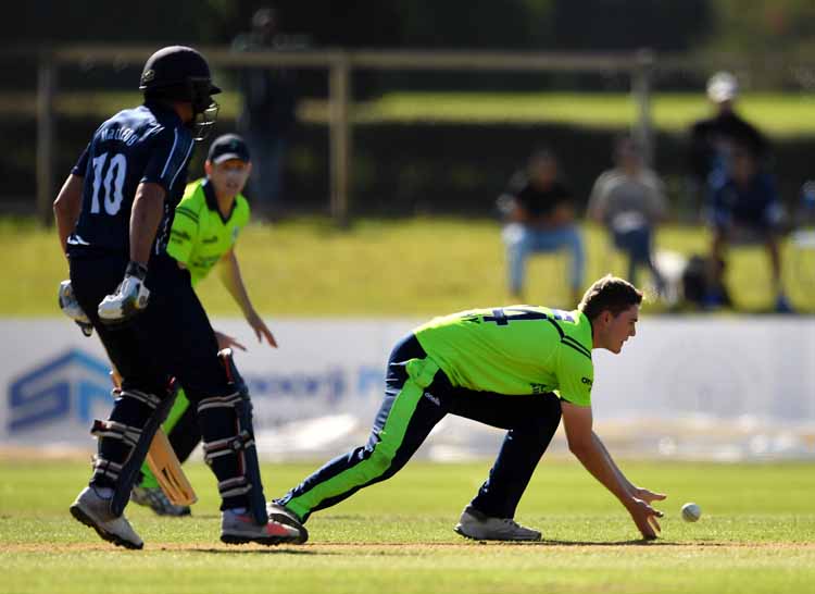 Gareth Delany goes for the catch (©Seb Daly/Sportsfile)