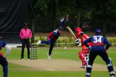 Shadley van Schalkwyk bowling.