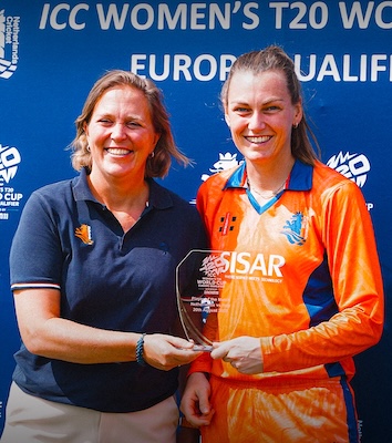 Babette de Leede receives the player of the match award