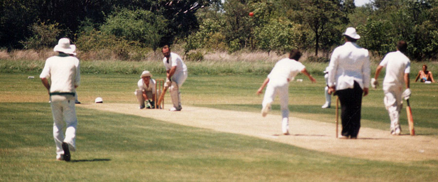 Robin Haire to Pete Radloff (©CricketEurope)