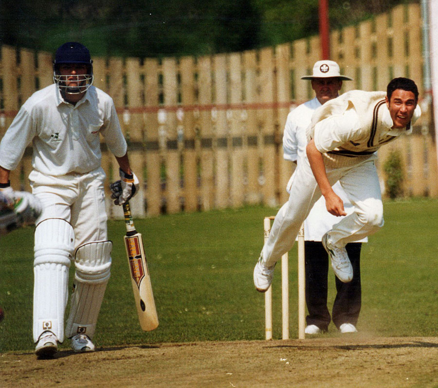 Ben Hollioake bowling for Surrey (©Clarence Hiles)