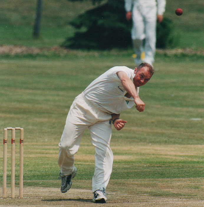 2001 ICC Trophy, Hong Kong v Ireland: Des Curry bowling for Ireland (©Rowland White)