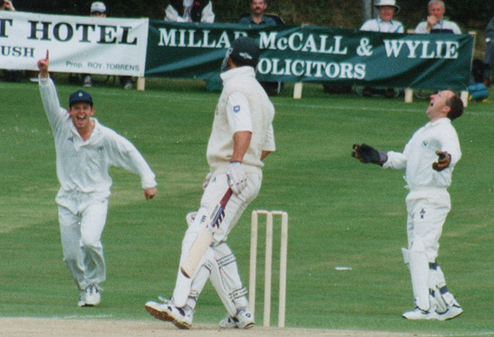 1998 Ireland v South Africa: Cronje edges to Allan Rutherford (©Ian Johnston)