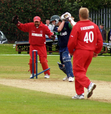 Paul Mooney is bowled (©CricketEurope)