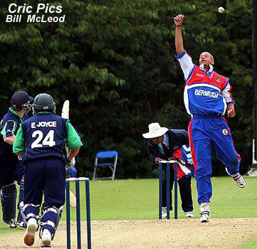 Ed Joyce drives the ball back (©Billy McLeod)