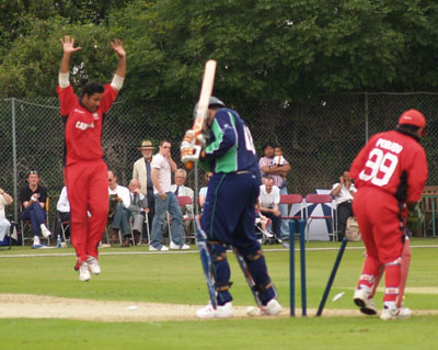 Jason Molins is bowled (©CricketEurope)