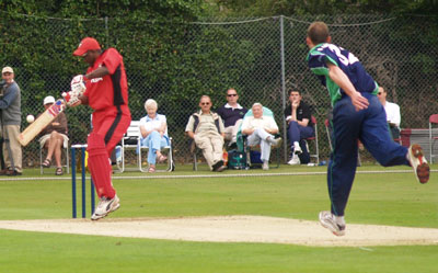 Paul Mooney goes past the edge of Chumney (©CricketEurope)